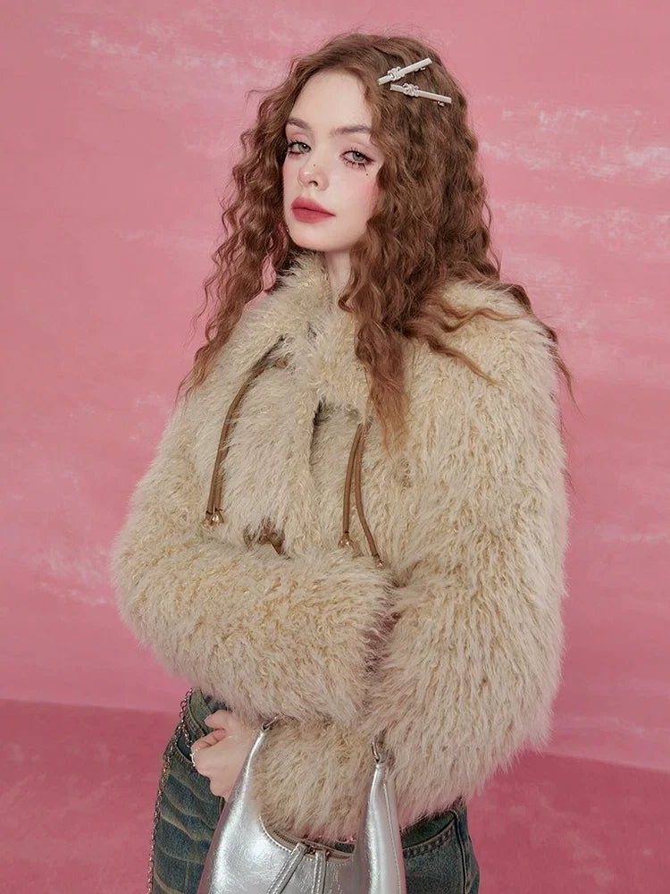Chaqueta corta con cuello de pelo sintético