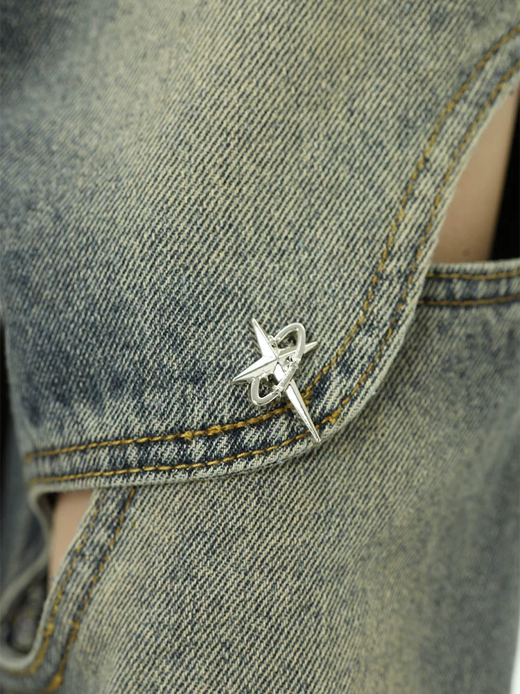 Jean en jean avec décoration à boutons métalliques et design ajouré