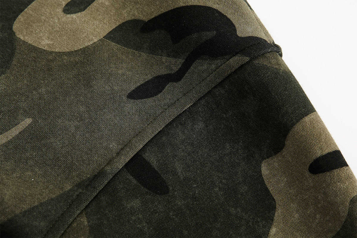 Sudadera con capucha de camuflaje con corazón perforado