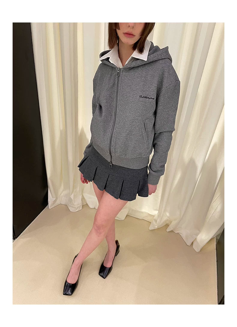Sudadera con cremallera y falda corta plisada