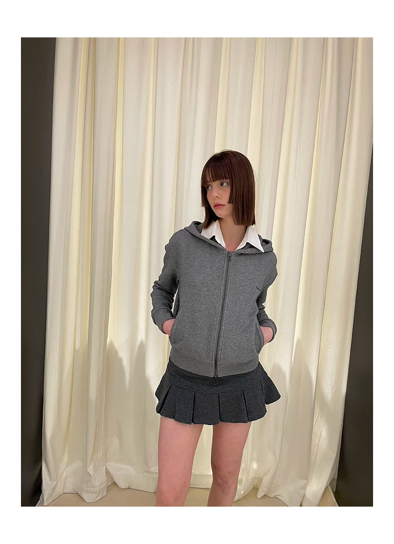 Sudadera con cremallera y falda corta plisada