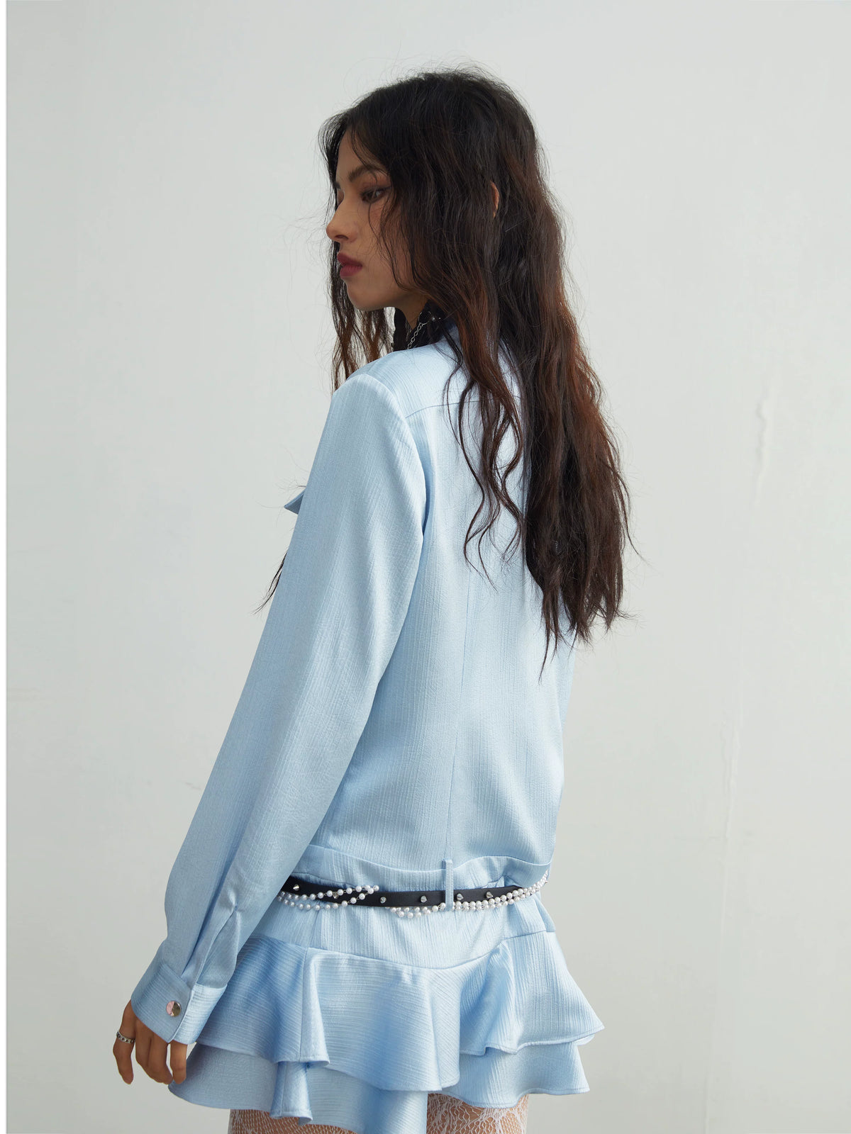 Vestido corto de satén de manga larga
