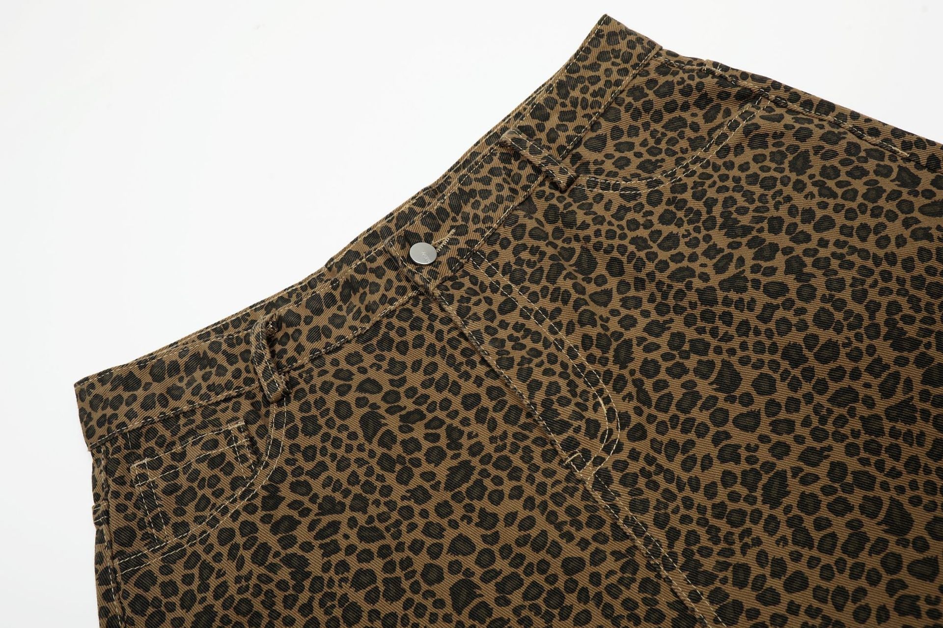Leopard Print Curved Cargo Half Pants