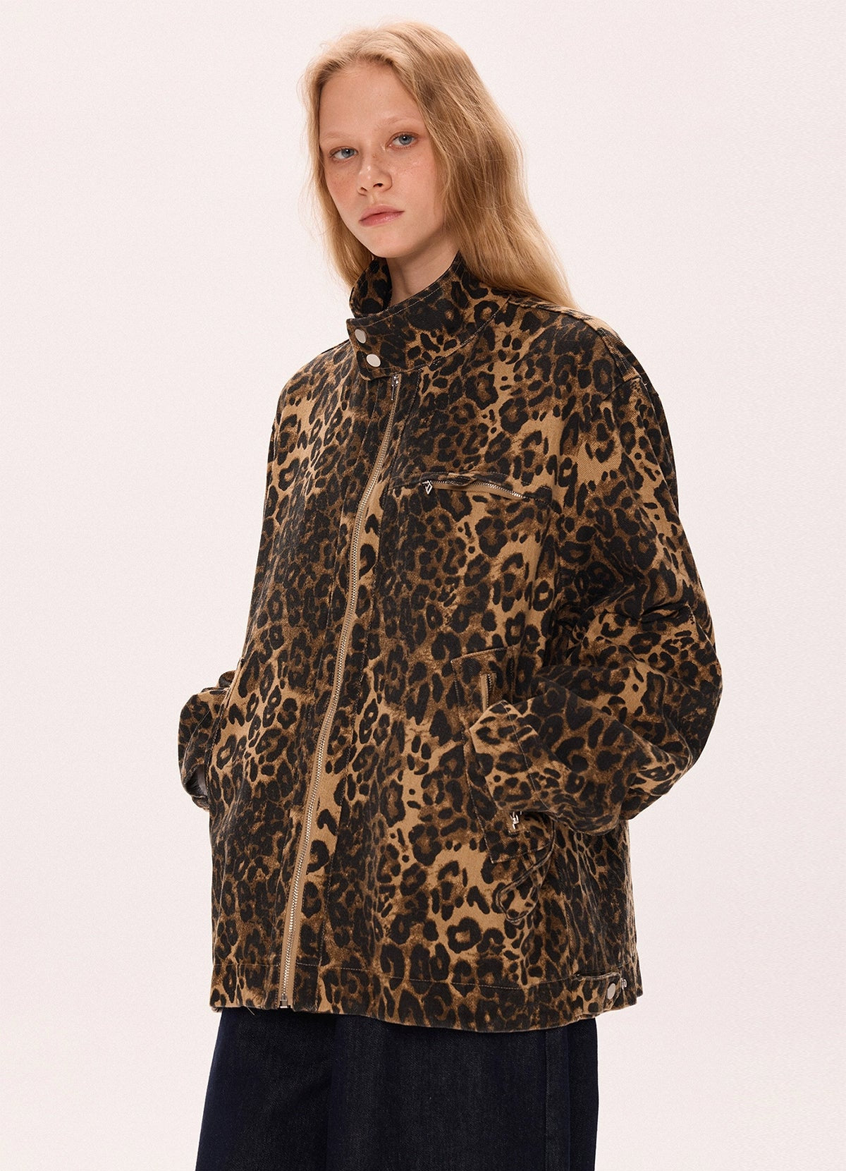 Chaqueta de cuello alto con estampado de leopardo
