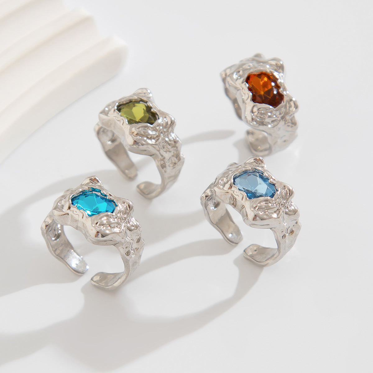 Juego de anillos con piedras preciosas repelentes