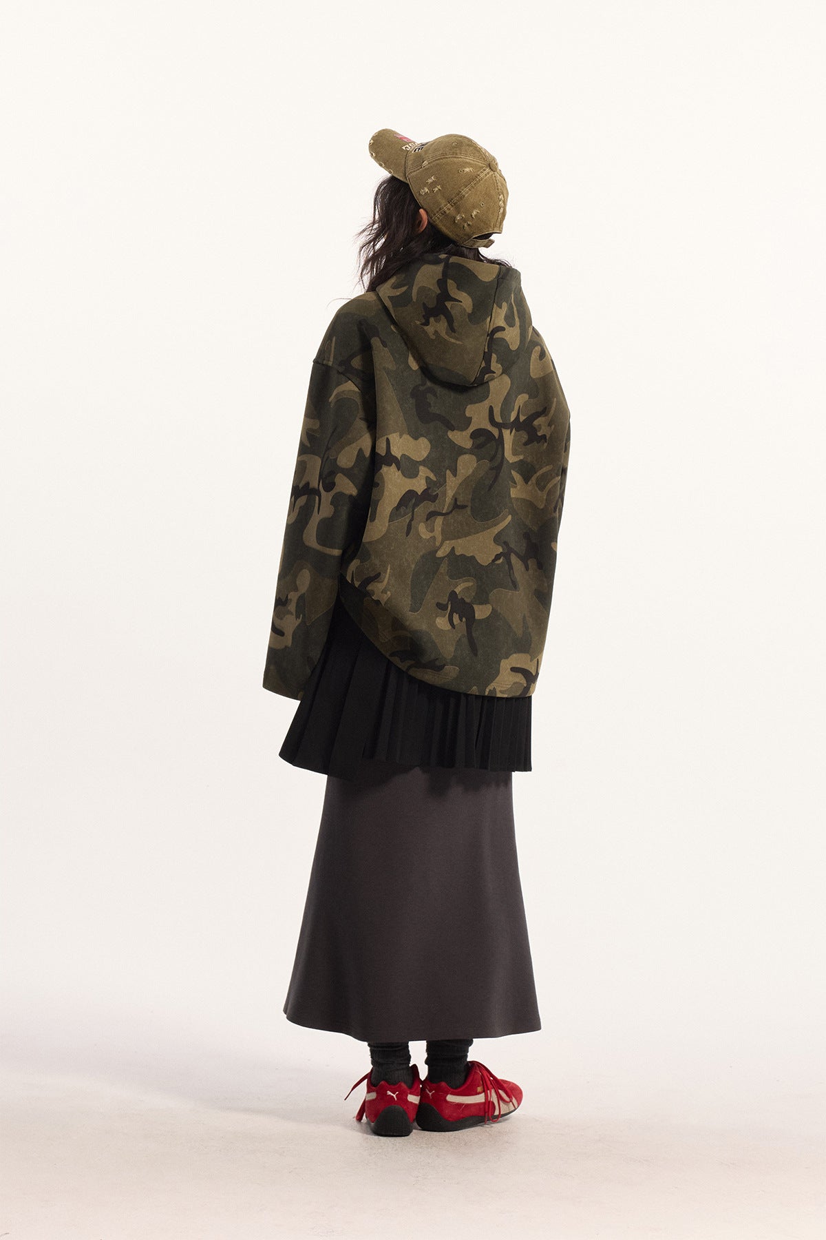 Sudadera con capucha de camuflaje con corazón perforado