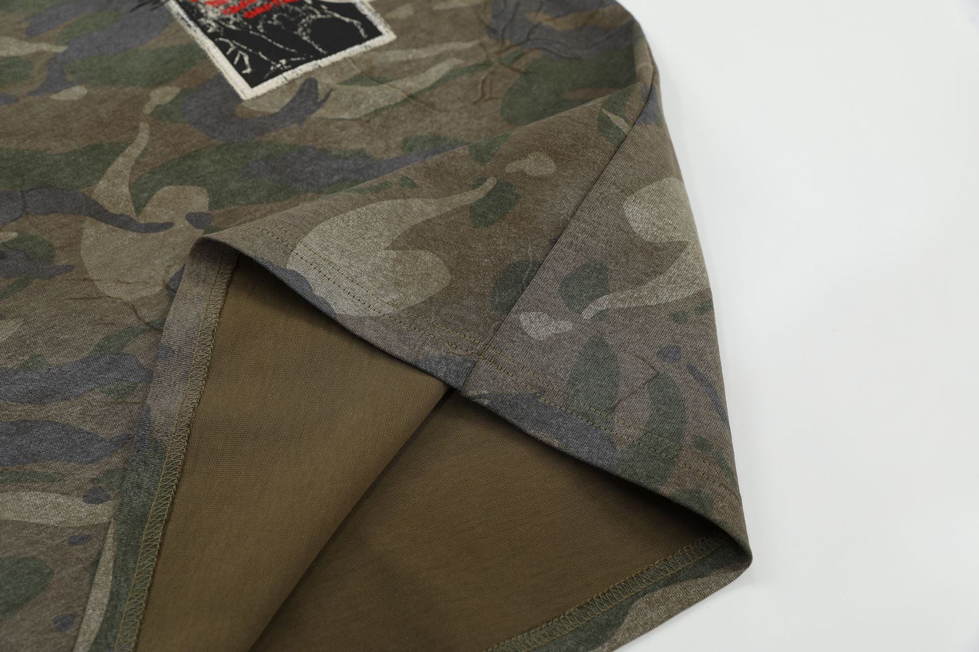 T-shirt ample imprimé camouflage avec autocollants