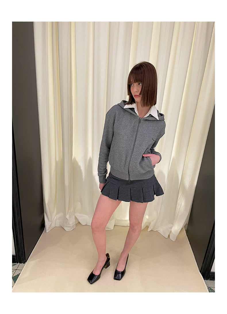 Sudadera con cremallera y falda corta plisada