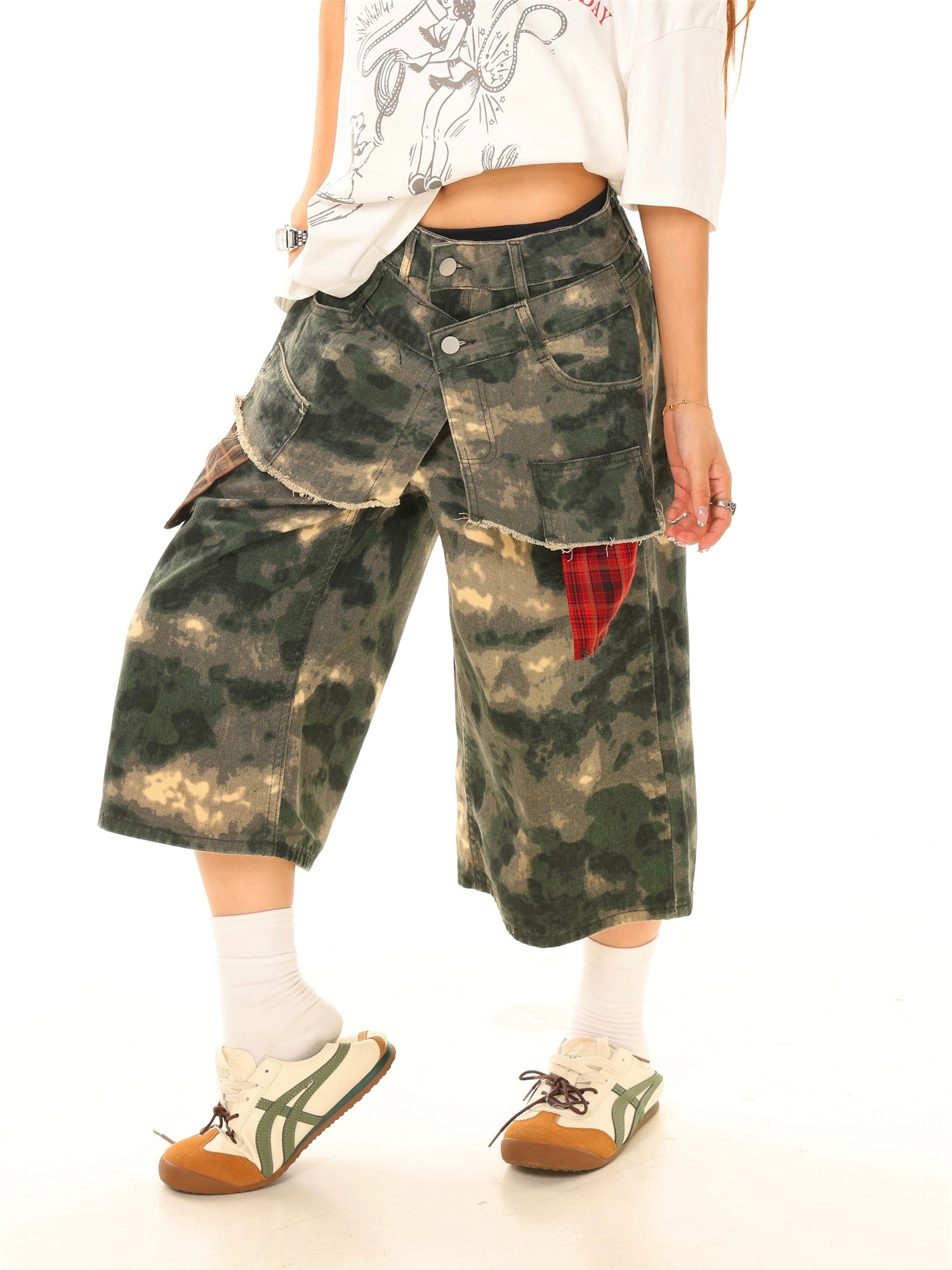 Jorts camouflage à coutures rouges