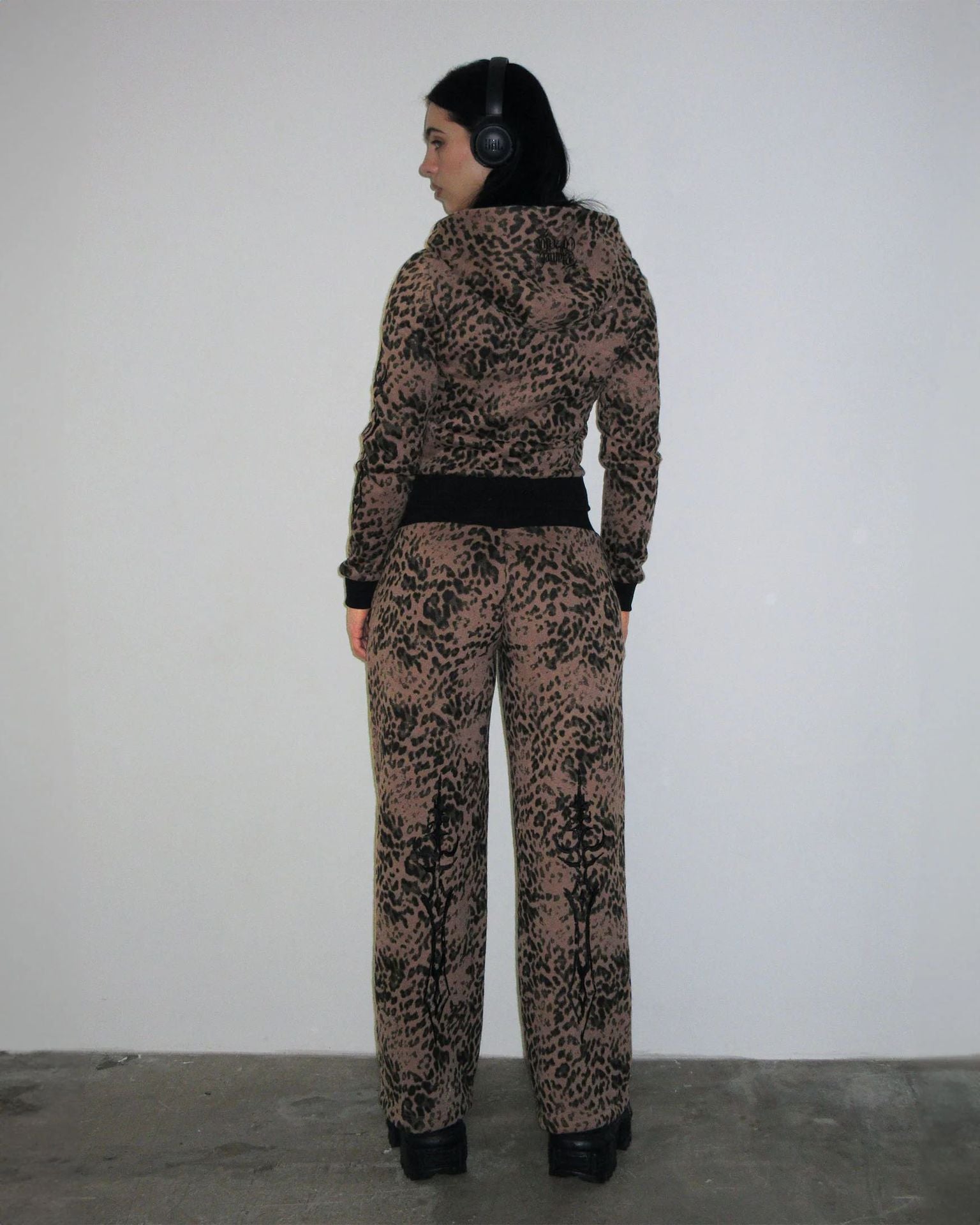 Conjunto de top corto y pantalón con efecto tie-dye Y2K