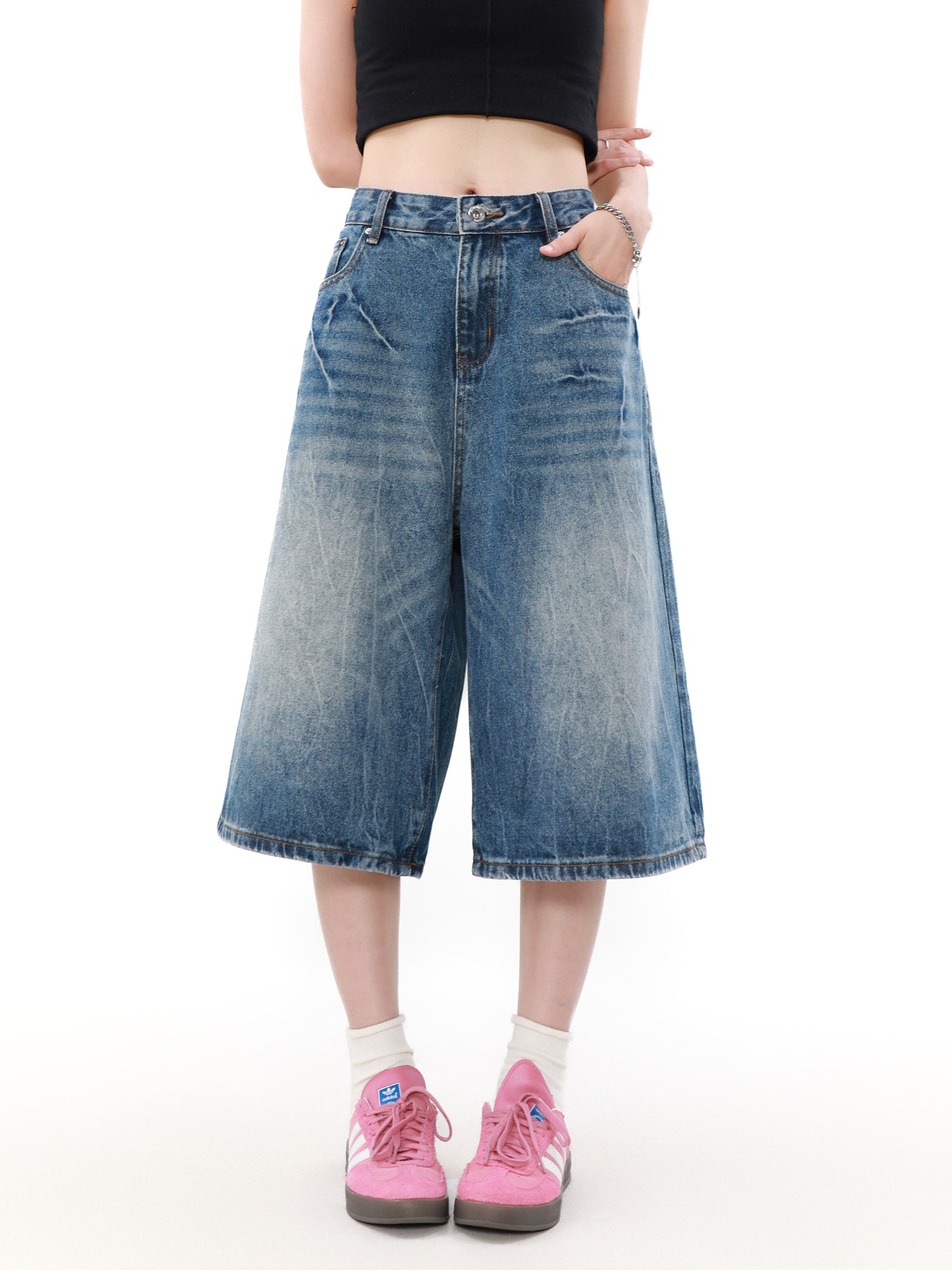 Pantalones cortos vaqueros holgados y desgastados