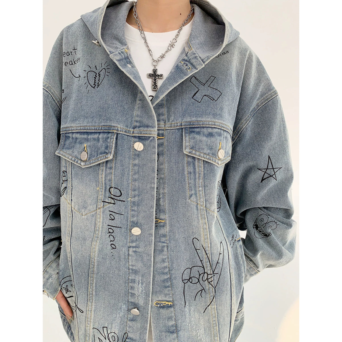 Chaqueta vaquera oversize con capucha y estampado de grafiti