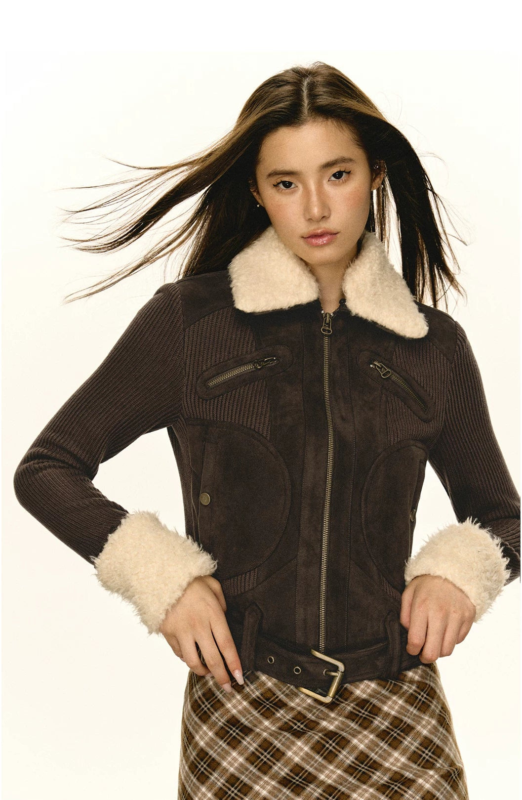 Chaqueta corta de ante con cuello de piel