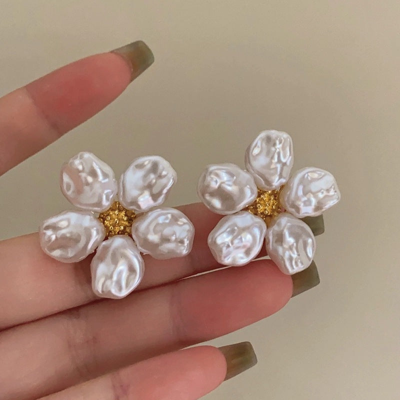 Retro baroque pearl flower earrings, women's light luxury, niche, luxury, simple earrings, net red, the same ear jewelry