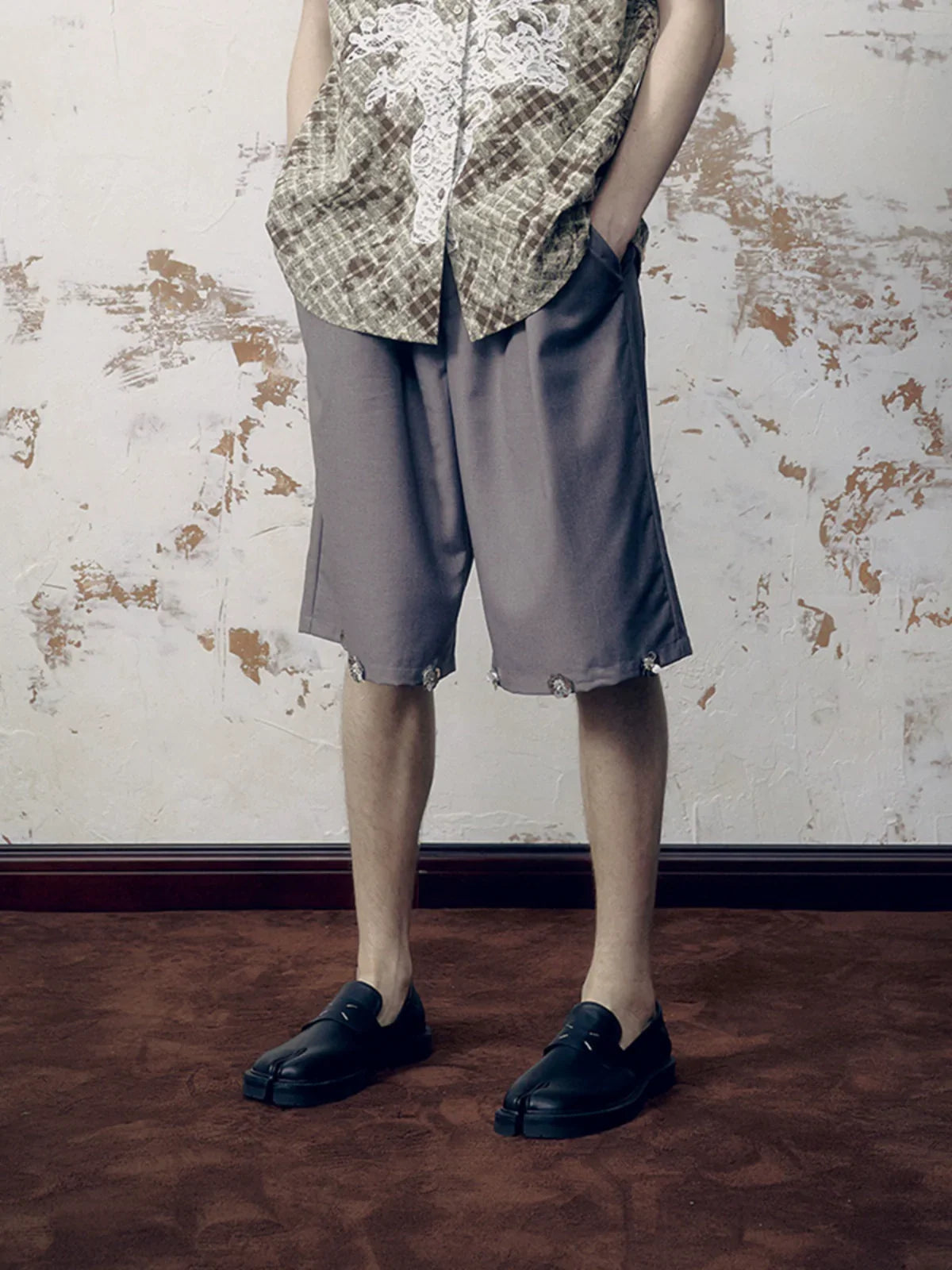 Pantaloncini a gamba larga con design plissettato, decorati con paillettes e perline a fantasia floreale.