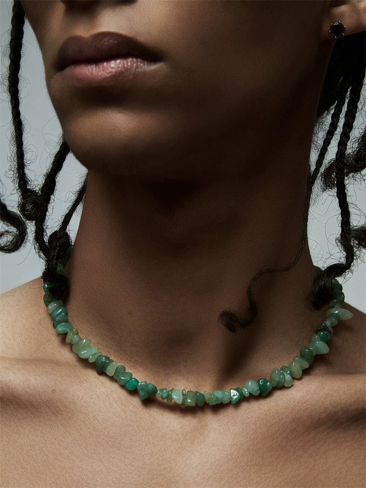 Collier cousu de pierres précieuses naturelles