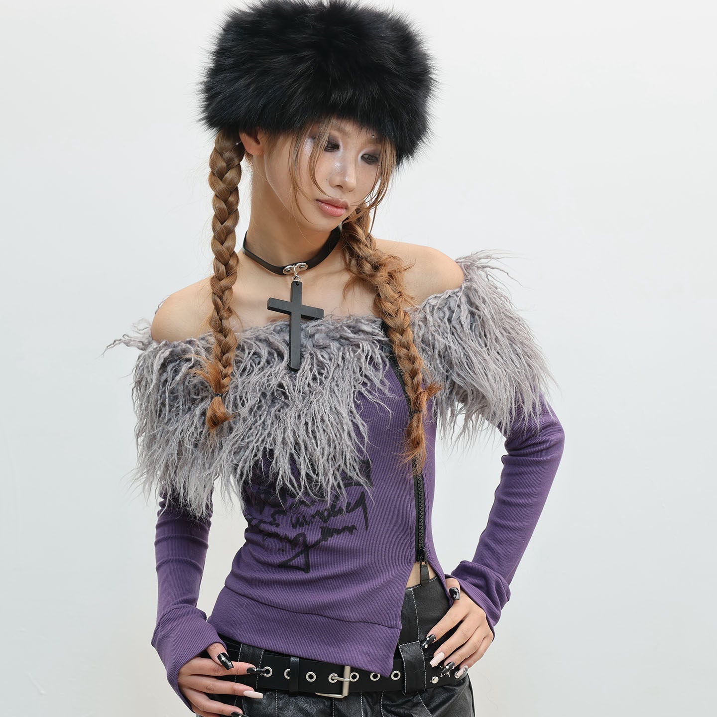 Fake Fur Trim Off-Shoulder Print Slim T-Shirt