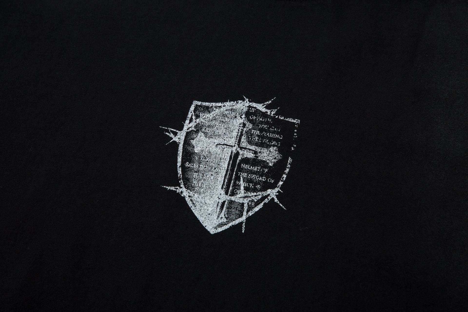Camiseta con estampado de cruz blindada