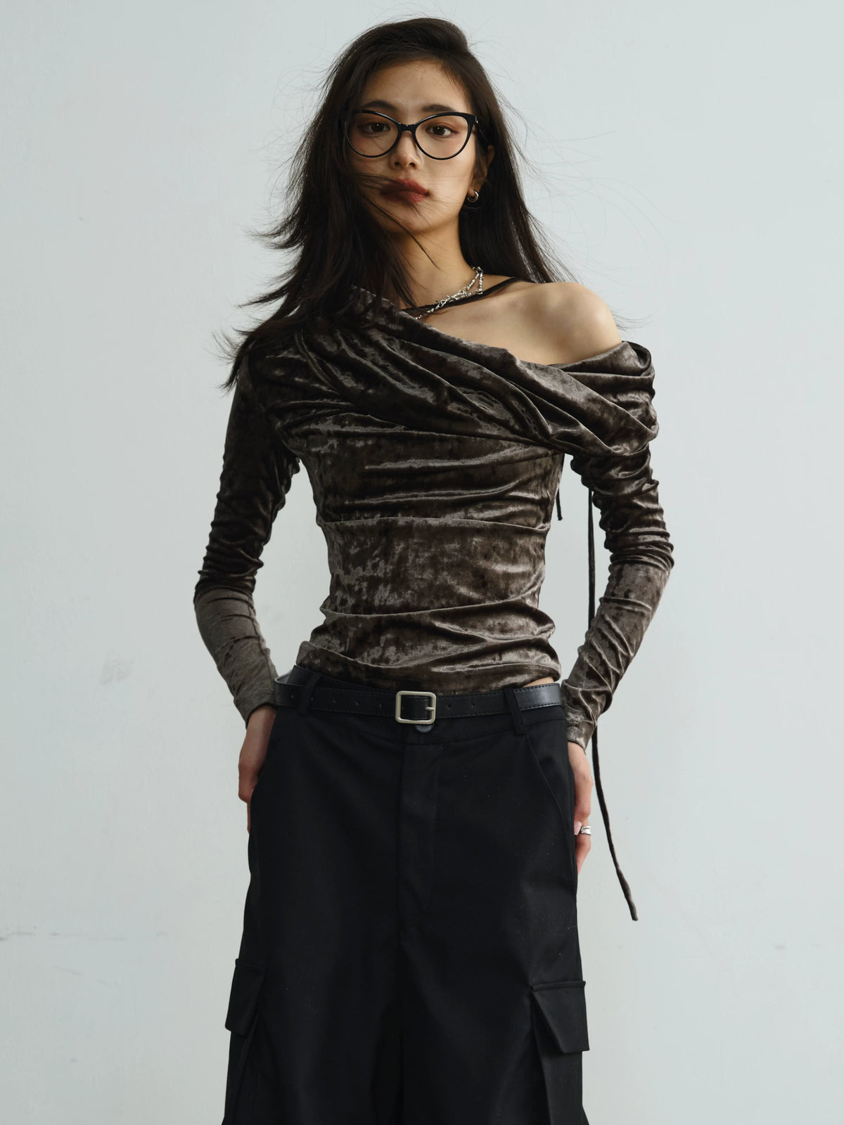 Blusa de terciopelo brillante con hombros descubiertos y manga larga