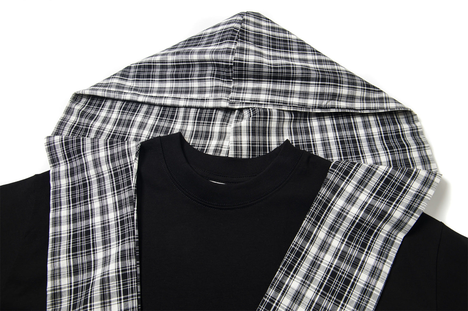 Camiseta con capucha y capa a cuadros con insignia desmontable