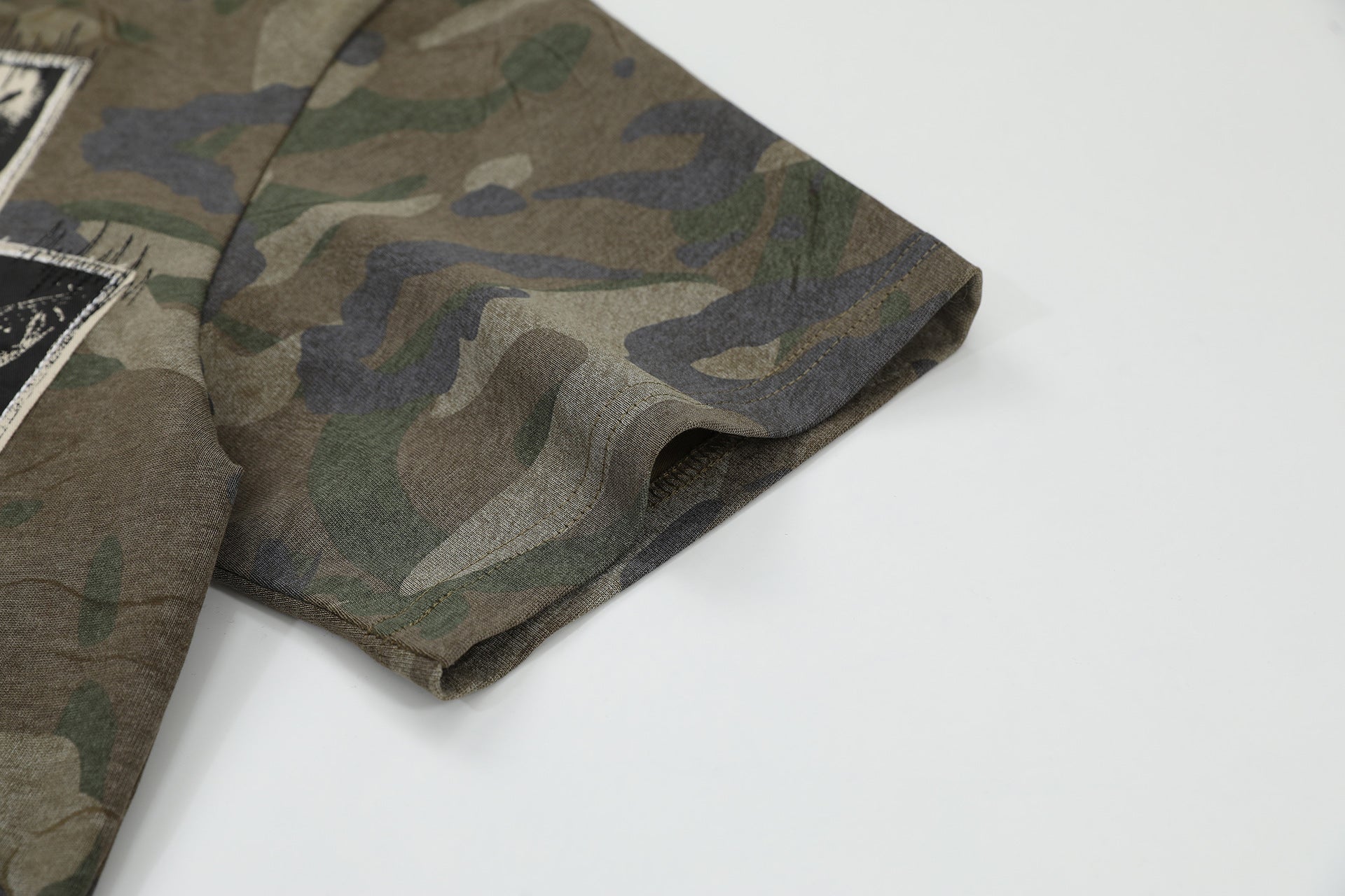 T-shirt ample imprimé camouflage avec autocollants
