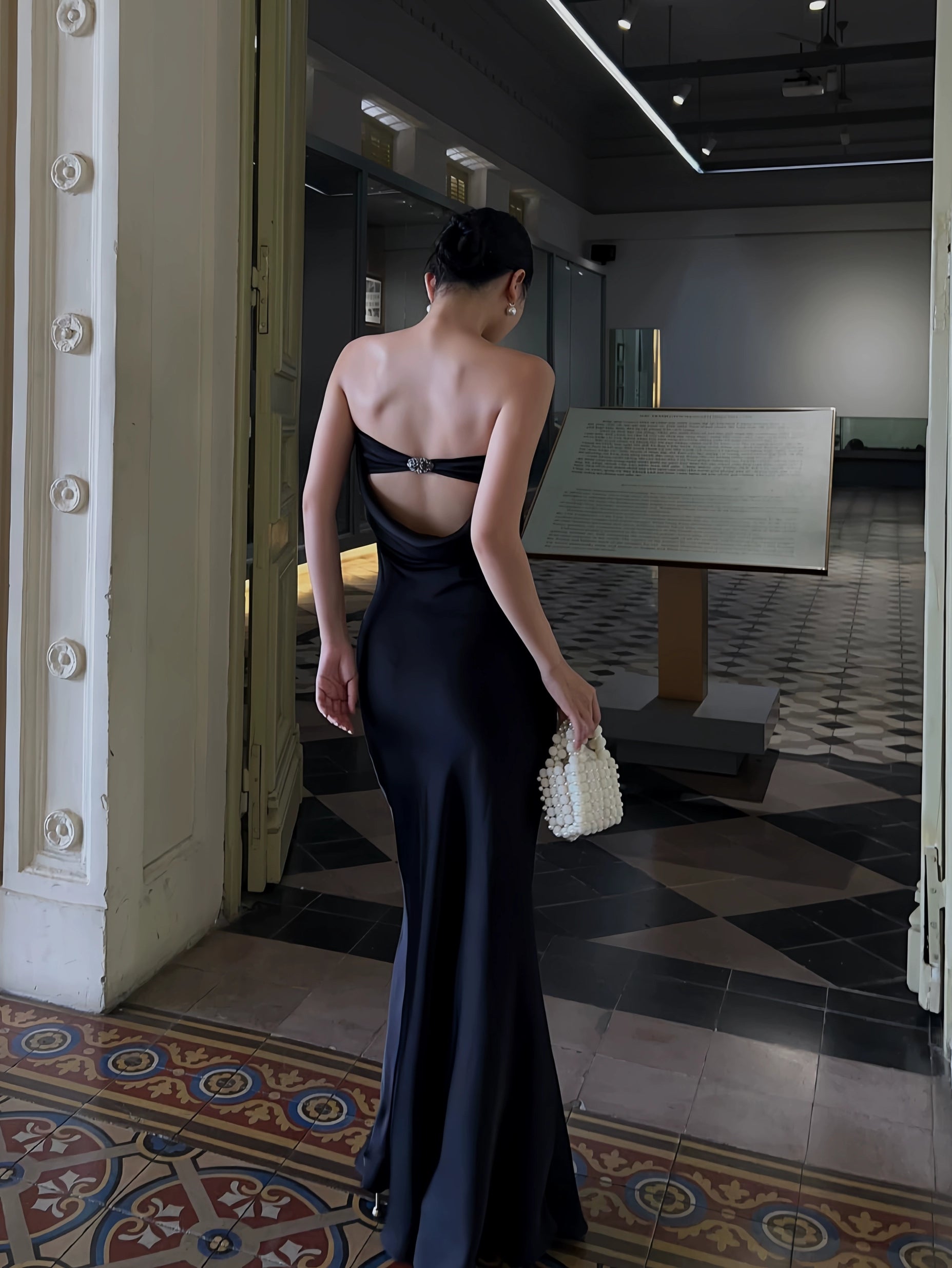 Ofertas de graduación: vestido bandeau de satén sin espalda