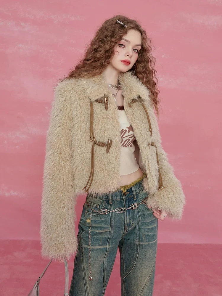 Chaqueta corta con cuello de pelo sintético