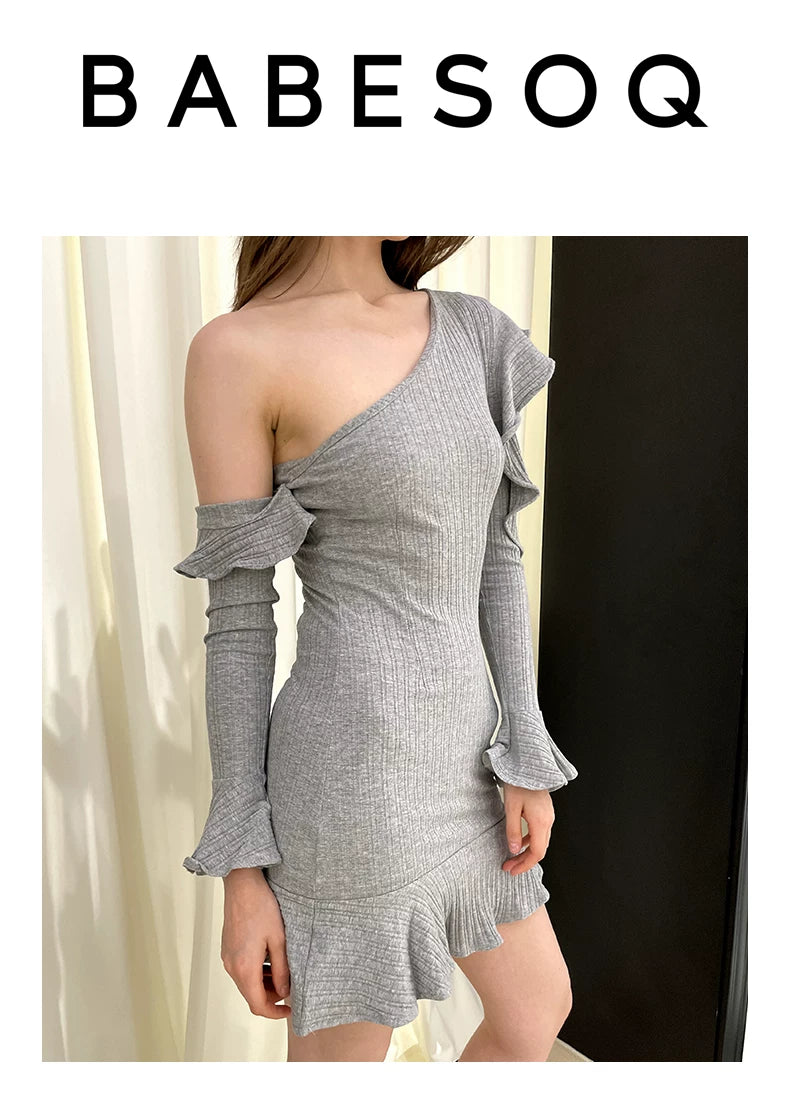 Robe en tricot à épaule dénudée avec volants