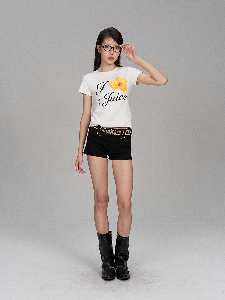 Camiseta corta con letras florales en color naranja
