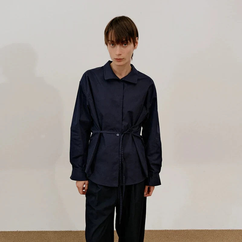 Camicia a maniche lunghe con collo alto e cintura
