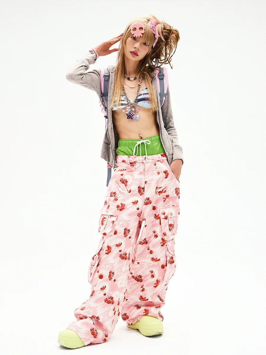 Jeans cargo de pierna ancha con estampado de fresas