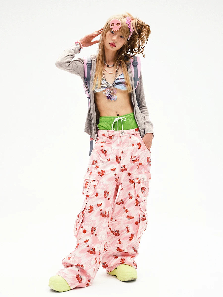 Jeans cargo de pierna ancha con estampado de fresas
