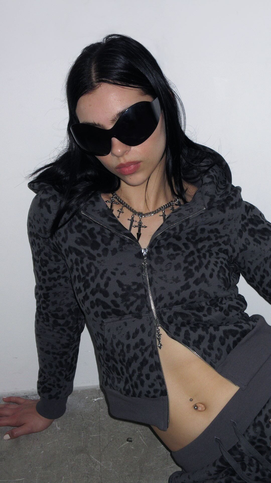 Conjunto de top corto y pantalón con efecto tie-dye Y2K