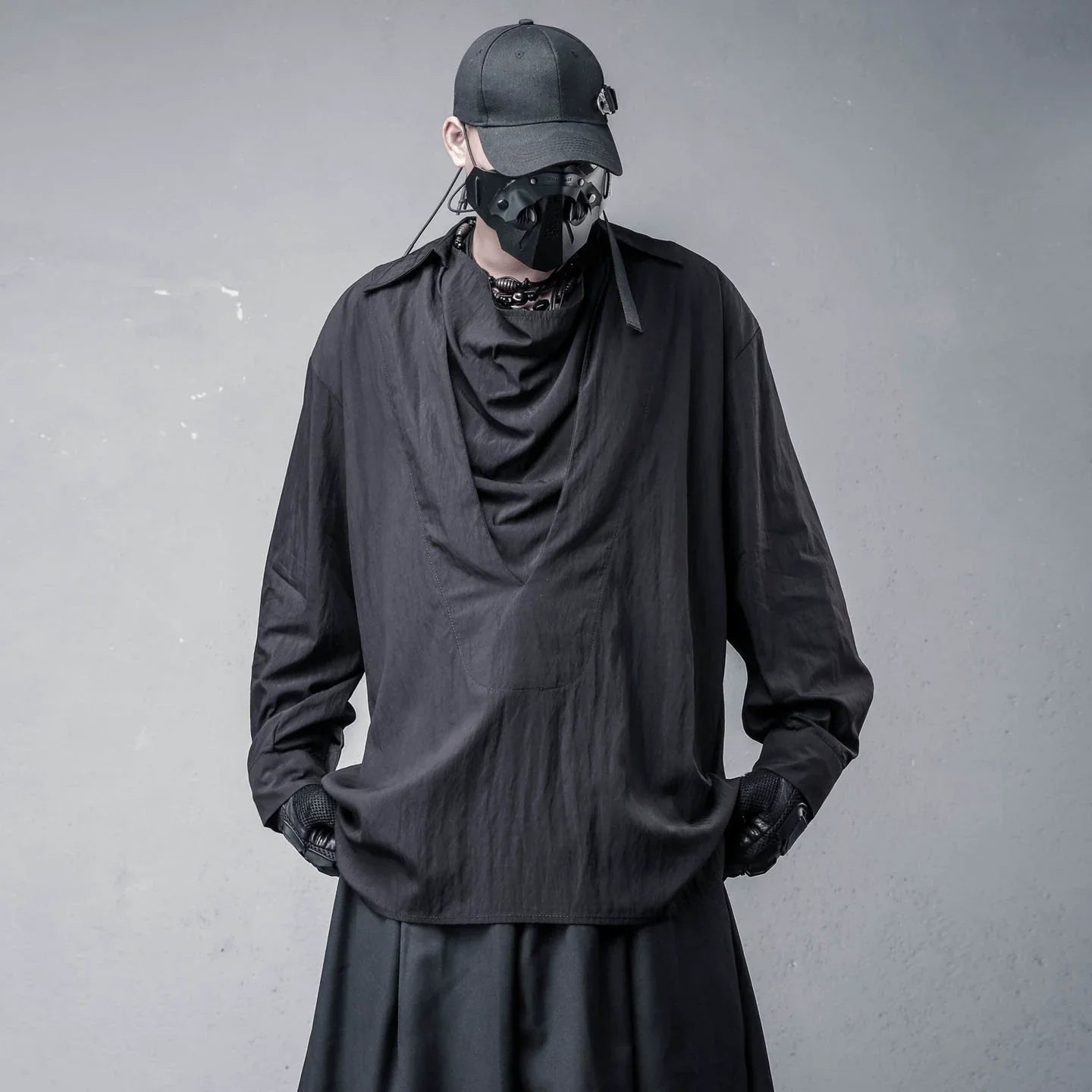 Camicia a maniche lunghe con collo alto drappeggiato e finto strato e marsupio multitasche funzionale