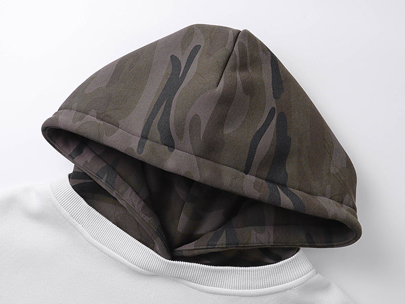 Sudadera con capucha y parches bordados de camuflaje