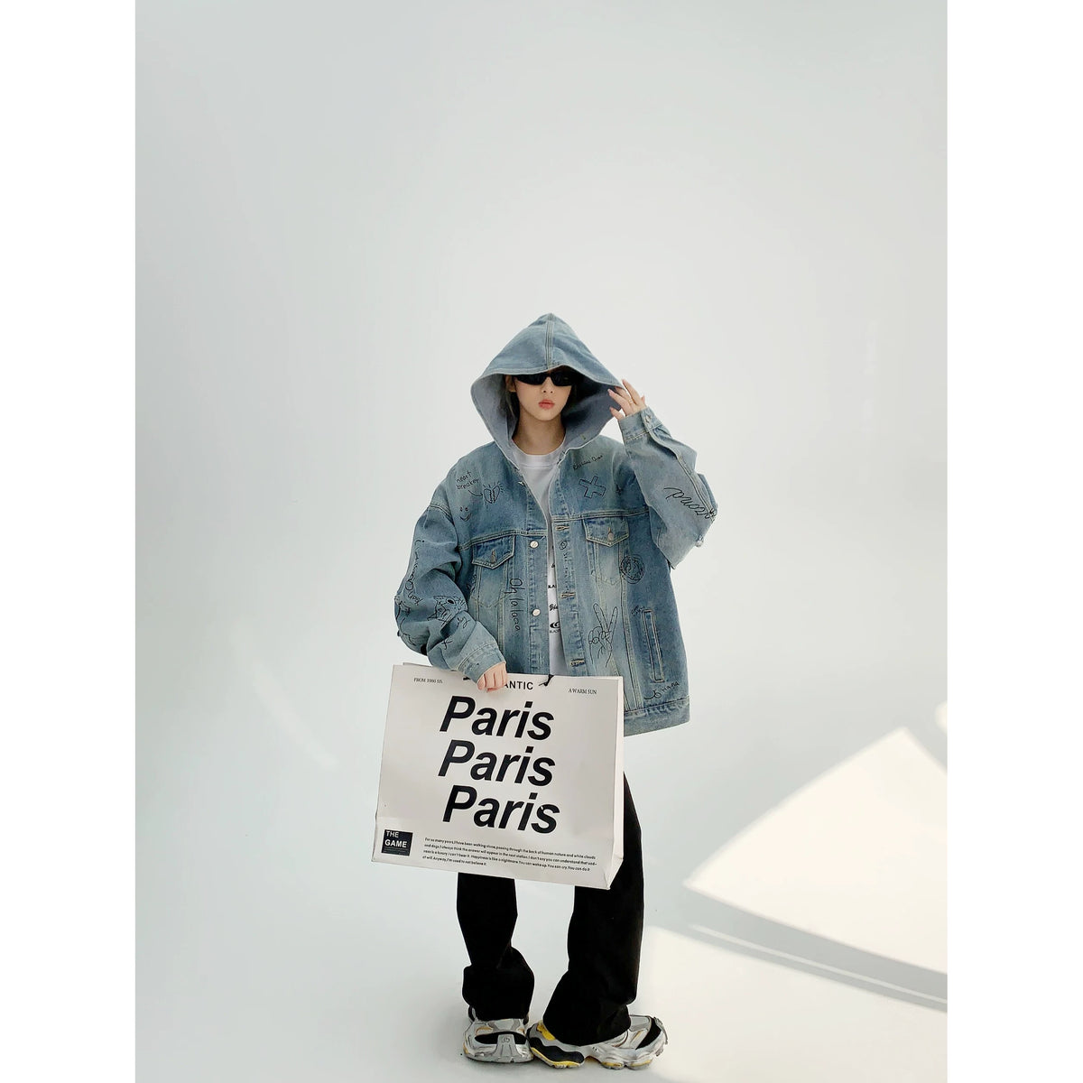 Chaqueta vaquera oversize con capucha y estampado de grafiti