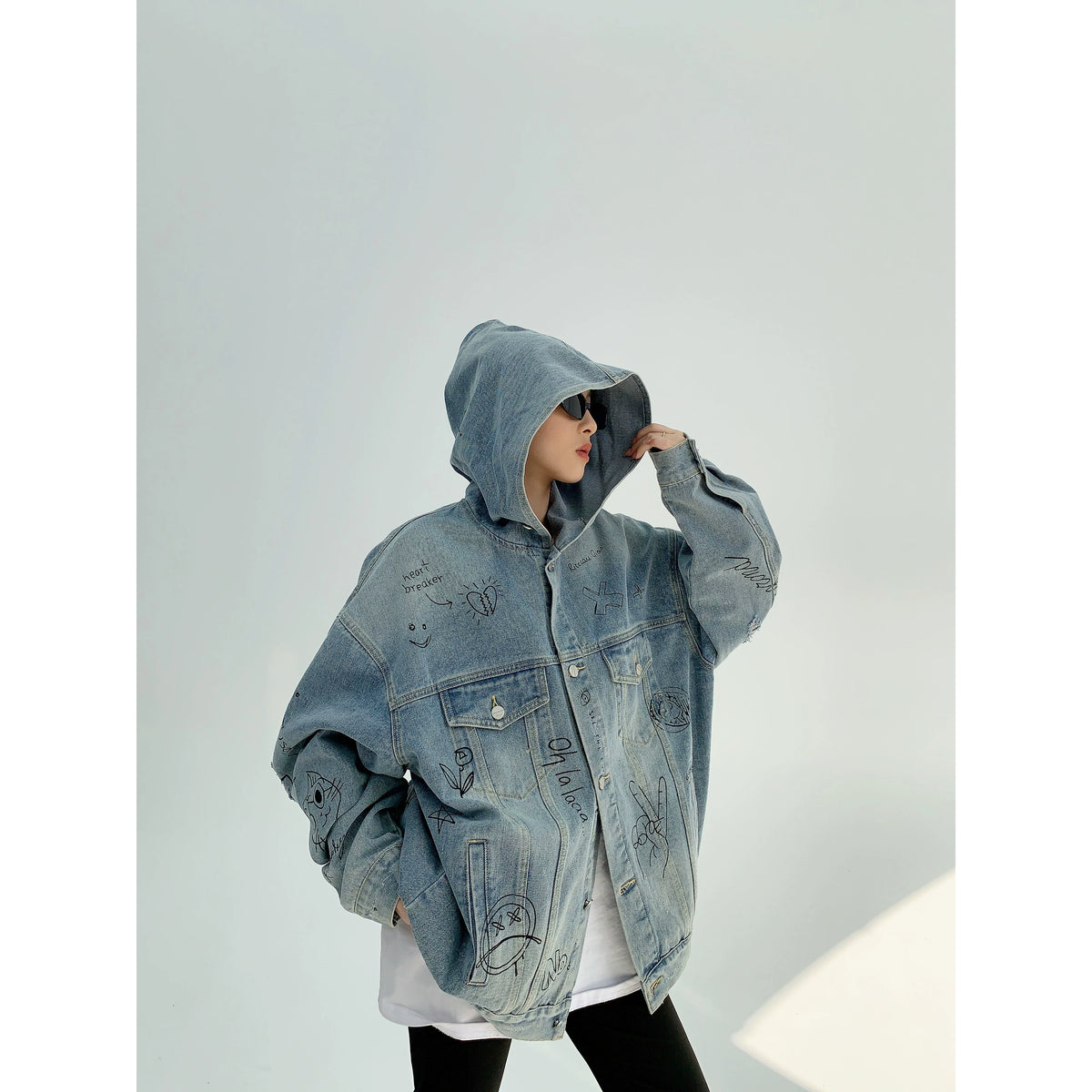 Chaqueta vaquera oversize con capucha y estampado de grafiti
