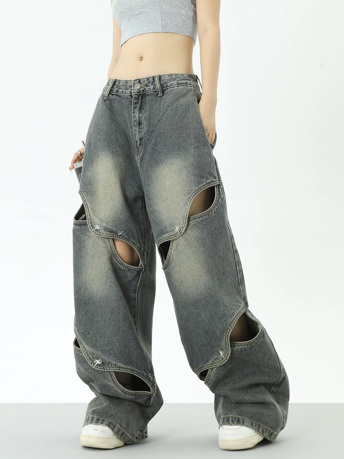 Jean en jean avec décoration à boutons métalliques et design ajouré