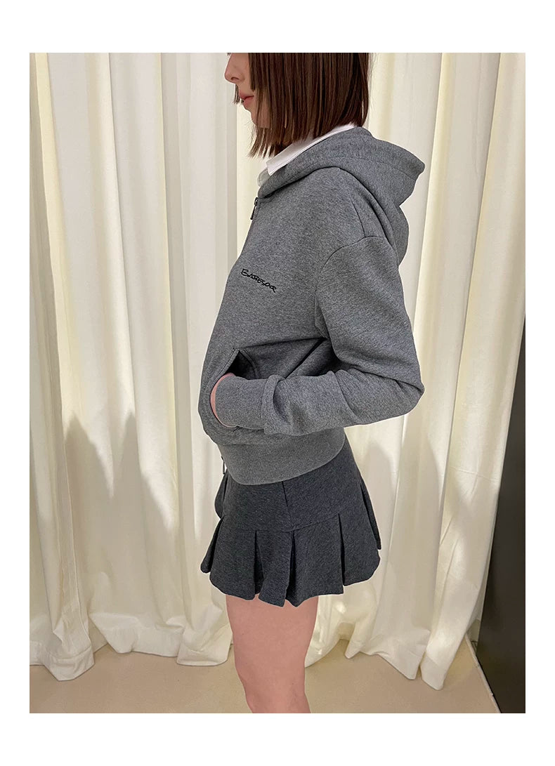 Sudadera con cremallera y falda corta plisada