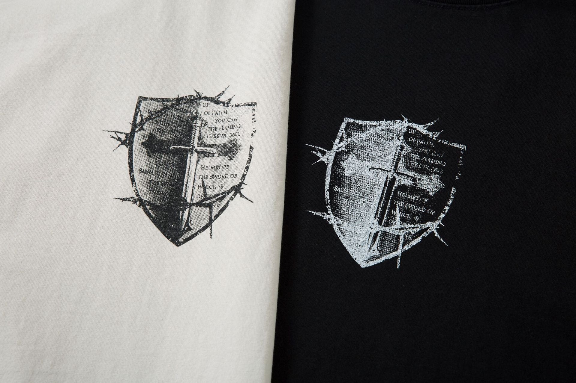 Camiseta con estampado de cruz blindada