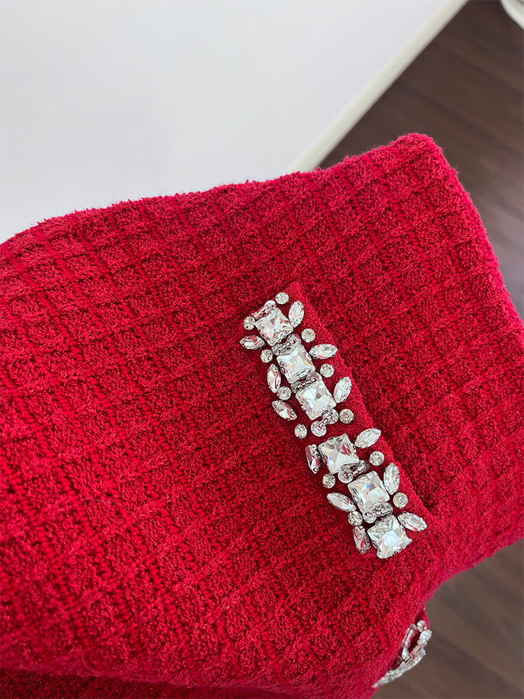 Zweiteiliges Set aus rotem, rautenförmigem Strickcardigan und Rock