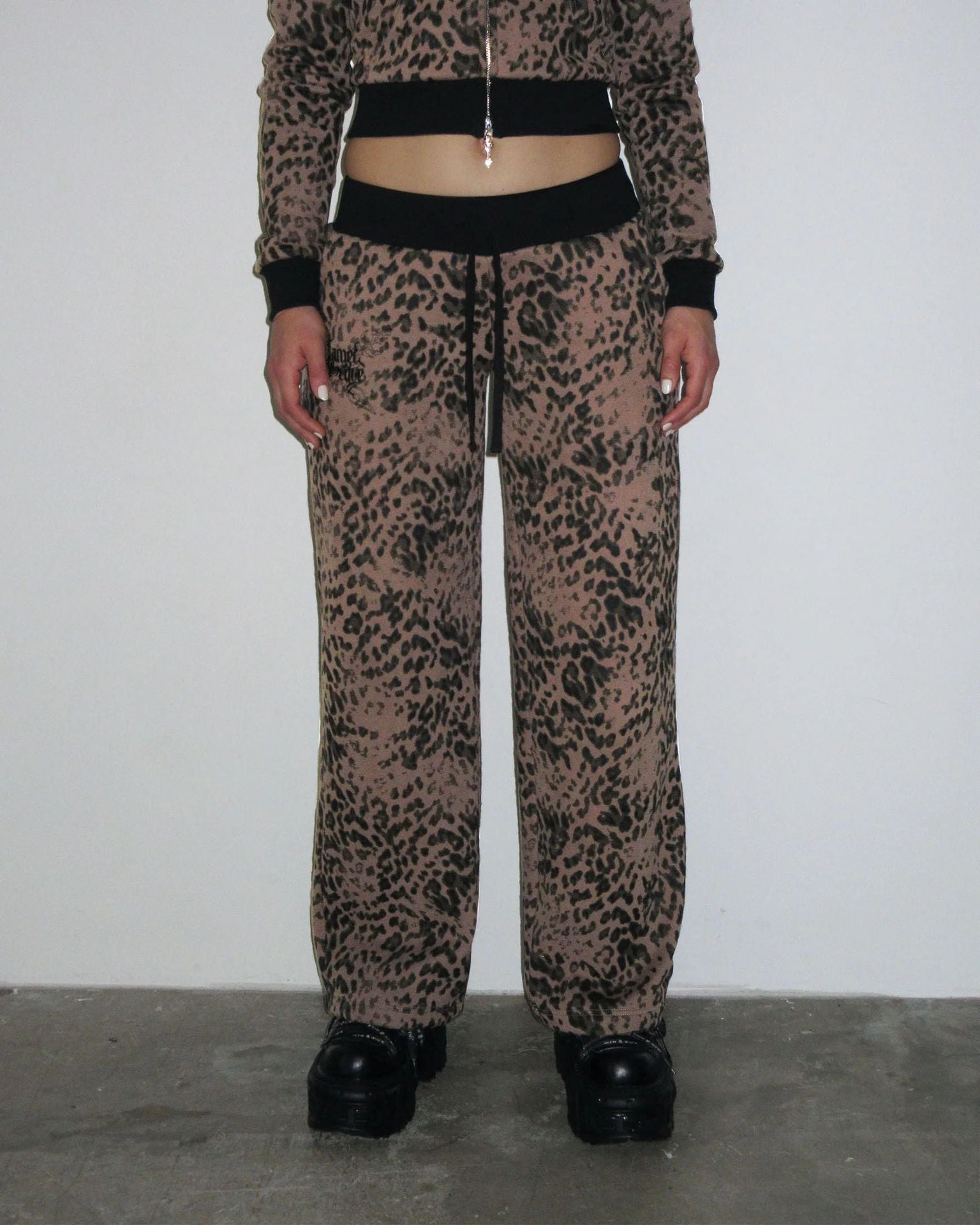Conjunto de top corto y pantalón con efecto tie-dye Y2K