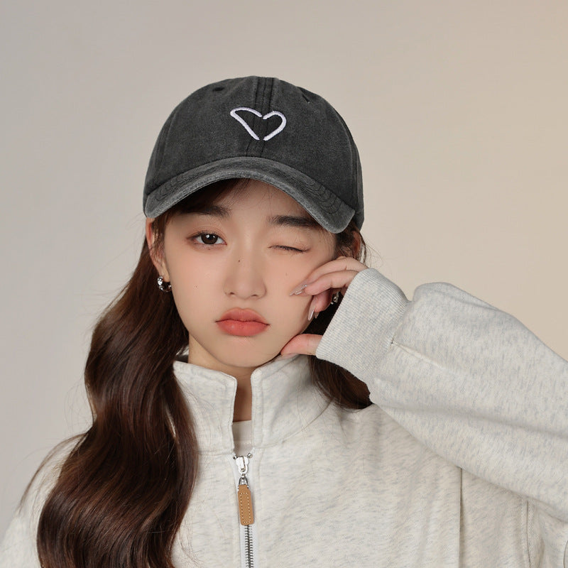 Gorra con corazón bordado