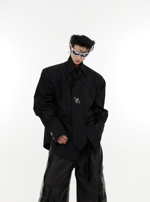 Chemise à épaulettes surdimensionnées, boutons métalliques et cravate - Noir / M