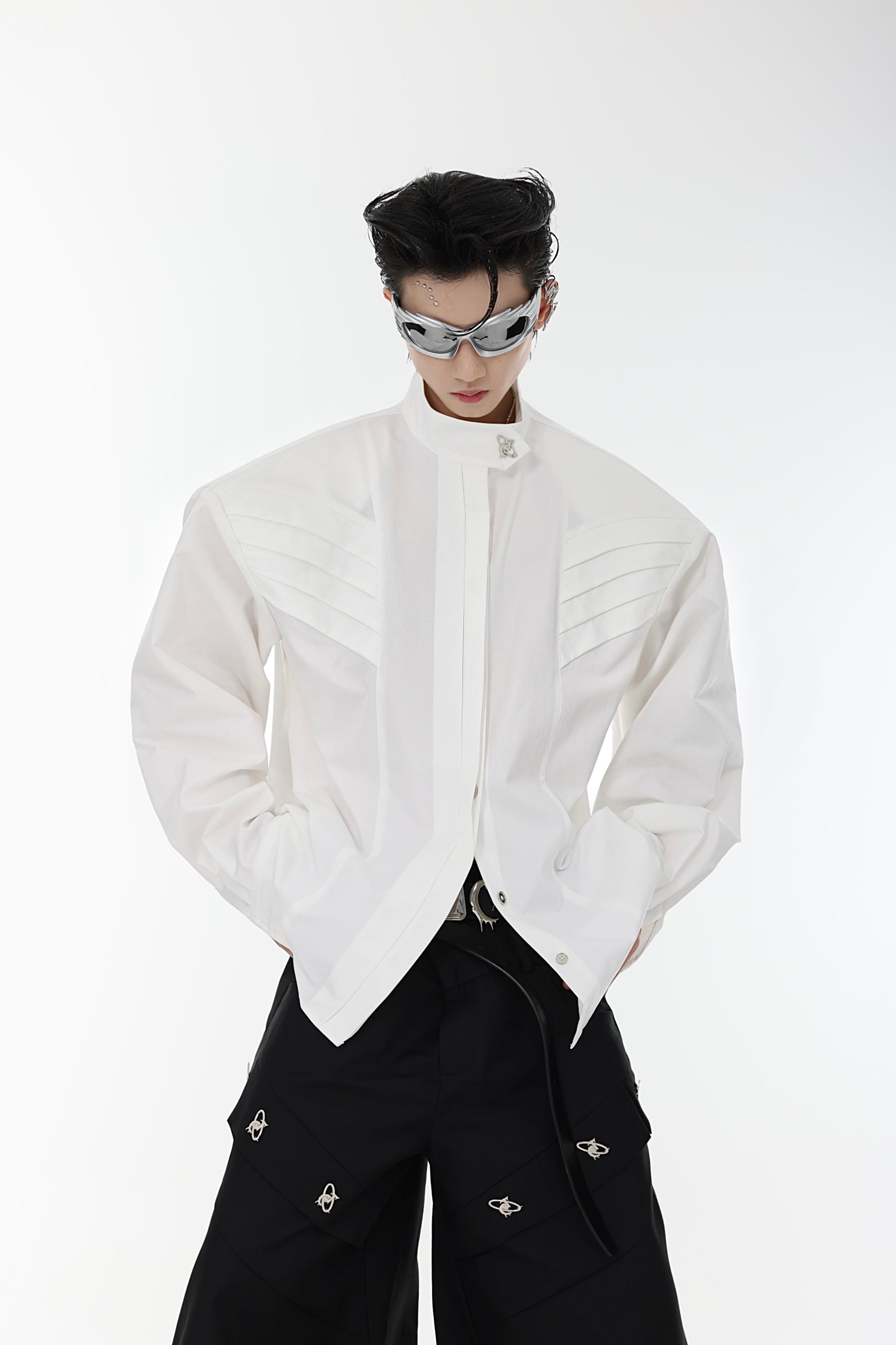 Camisa oversize con cuello alto y hombreras