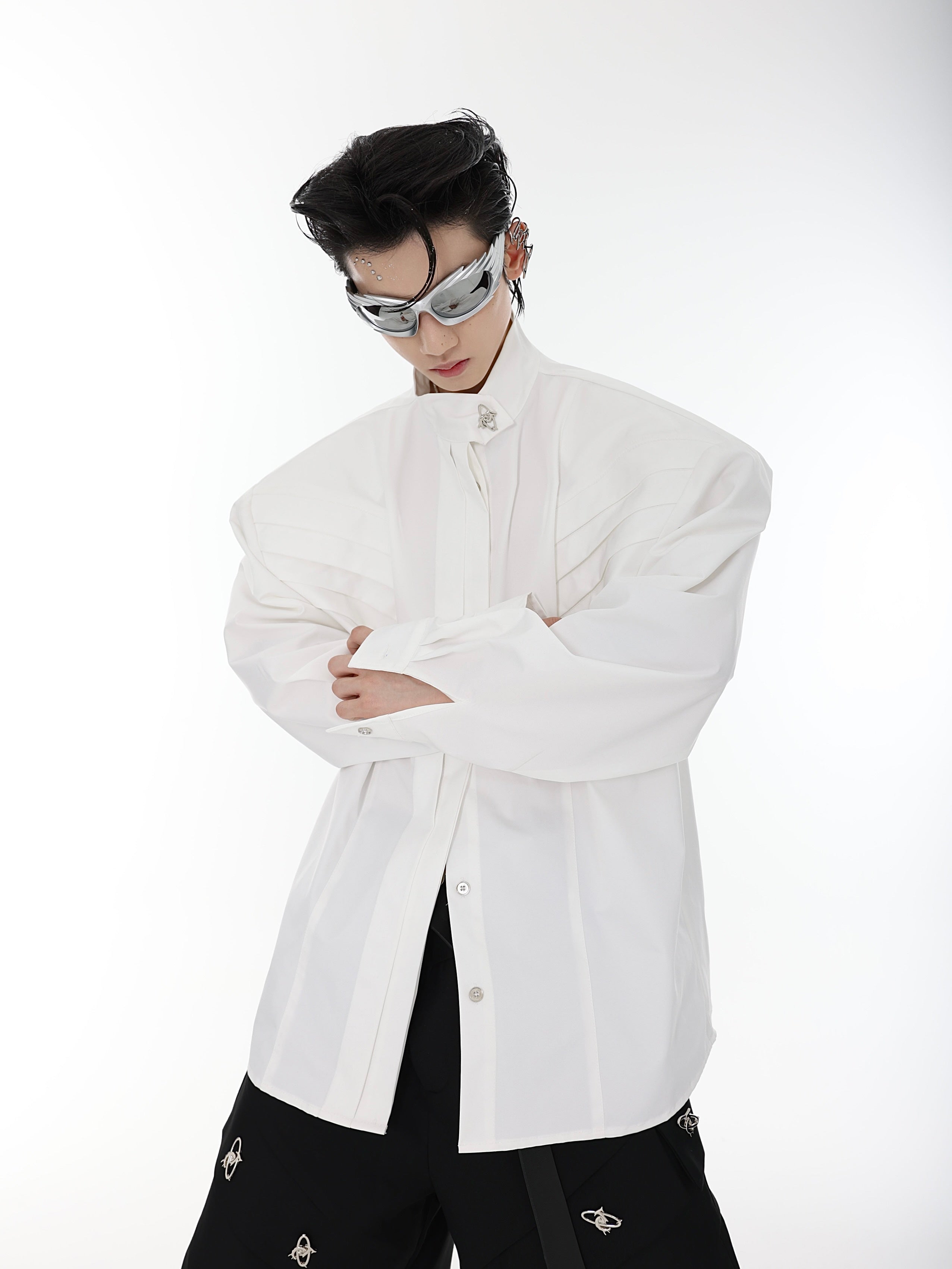 Camisa oversize con cuello alto y hombreras