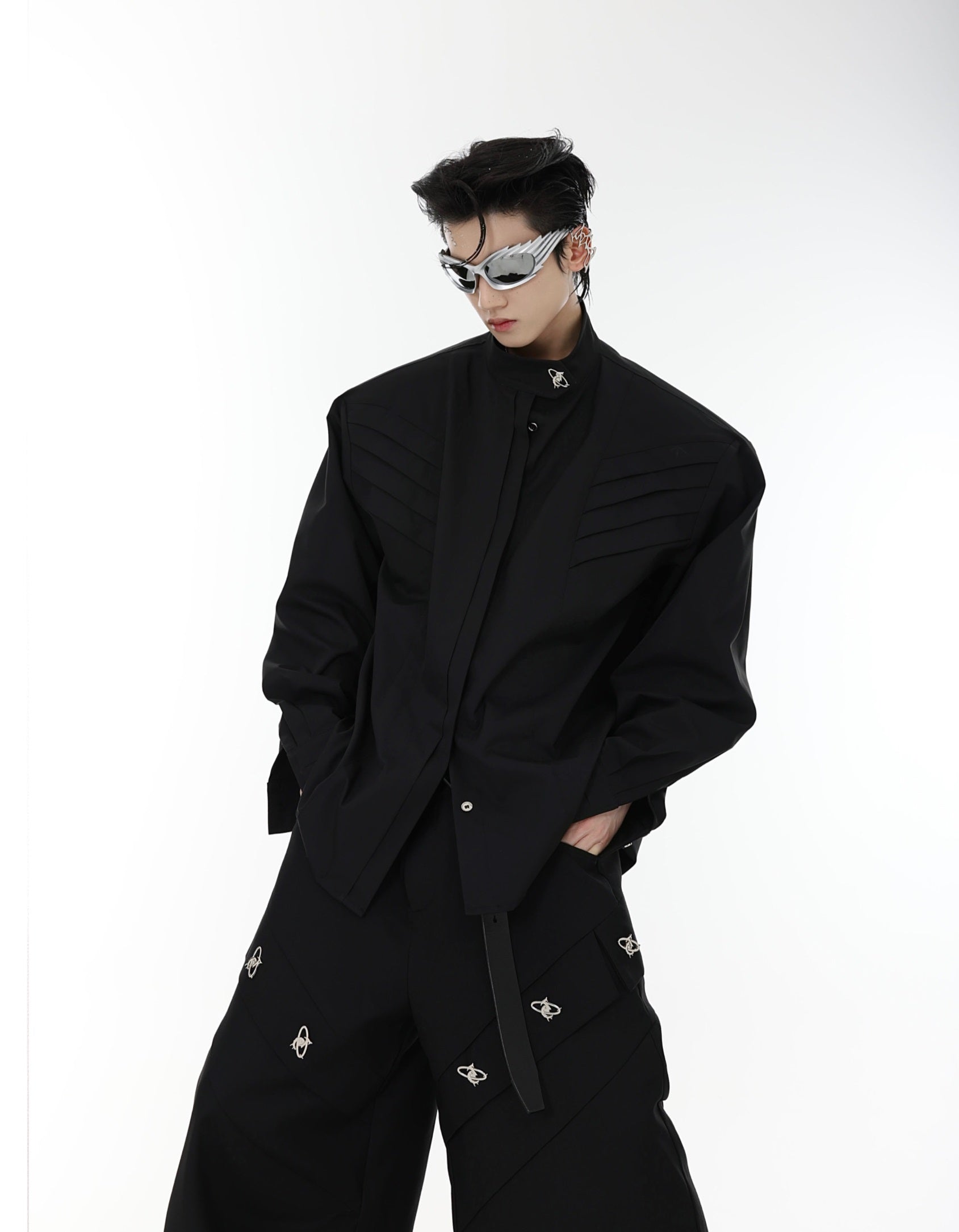 Camisa oversize con cuello alto y hombreras
