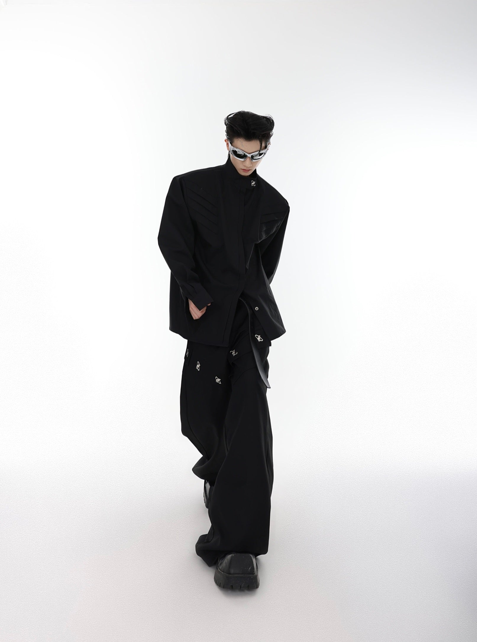 Camisa oversize con cuello alto y hombreras