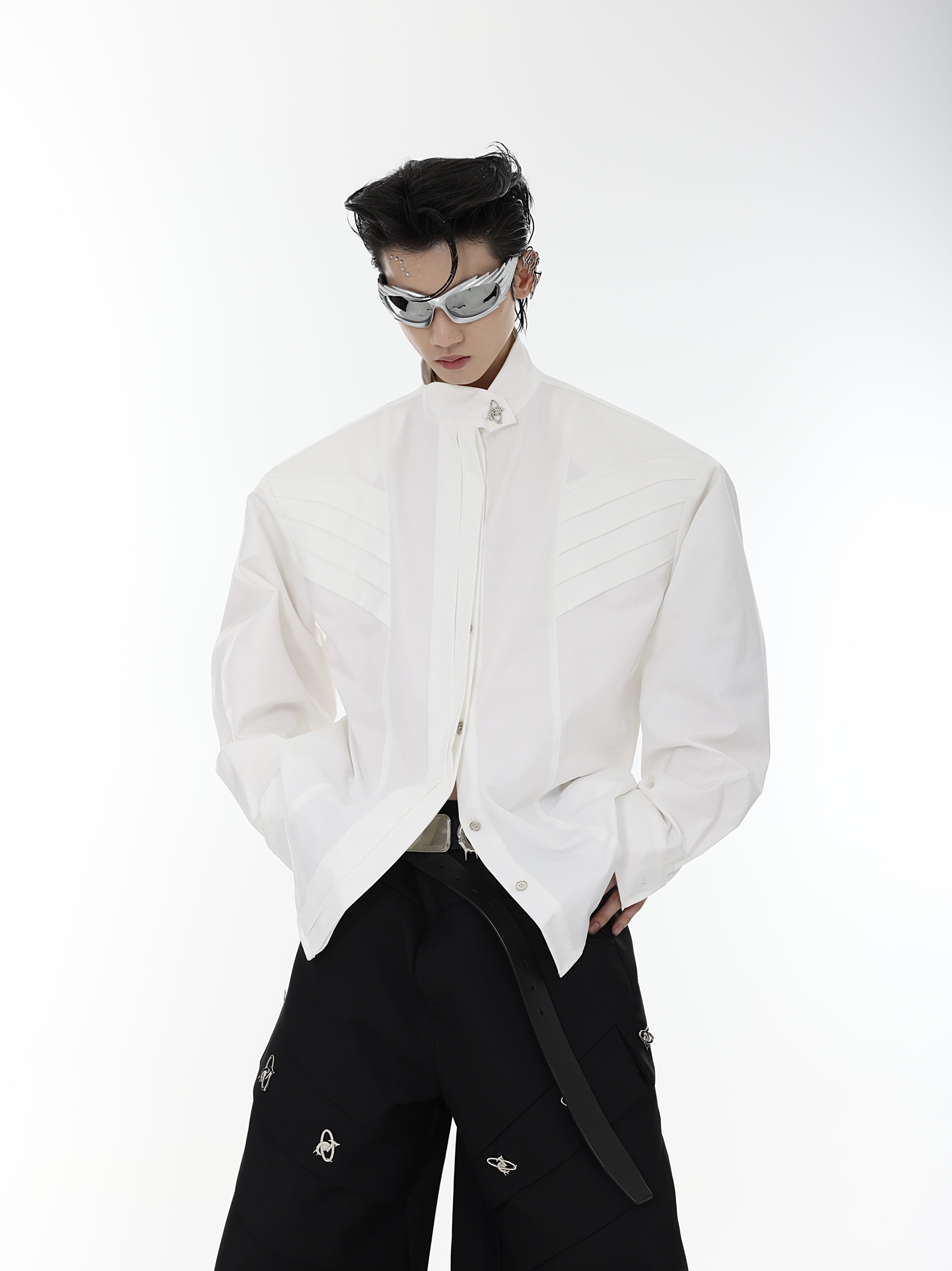 Camisa oversize con cuello alto y hombreras