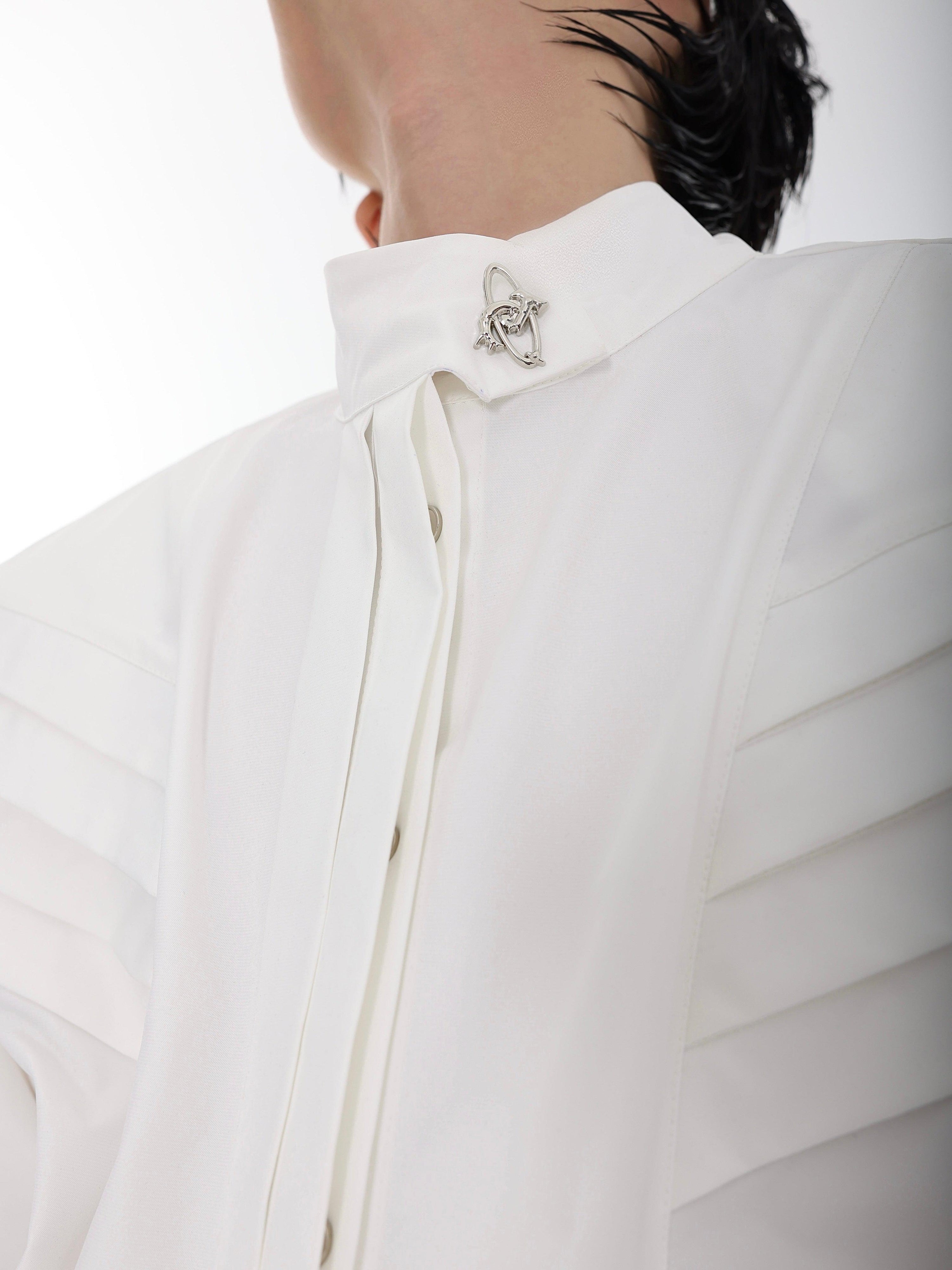 Camisa oversize con cuello alto y hombreras